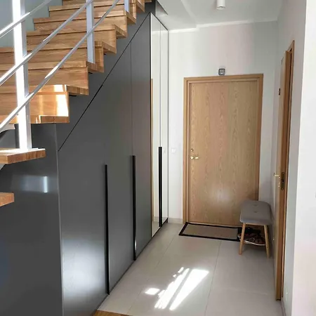 House With Garden & Parking *
